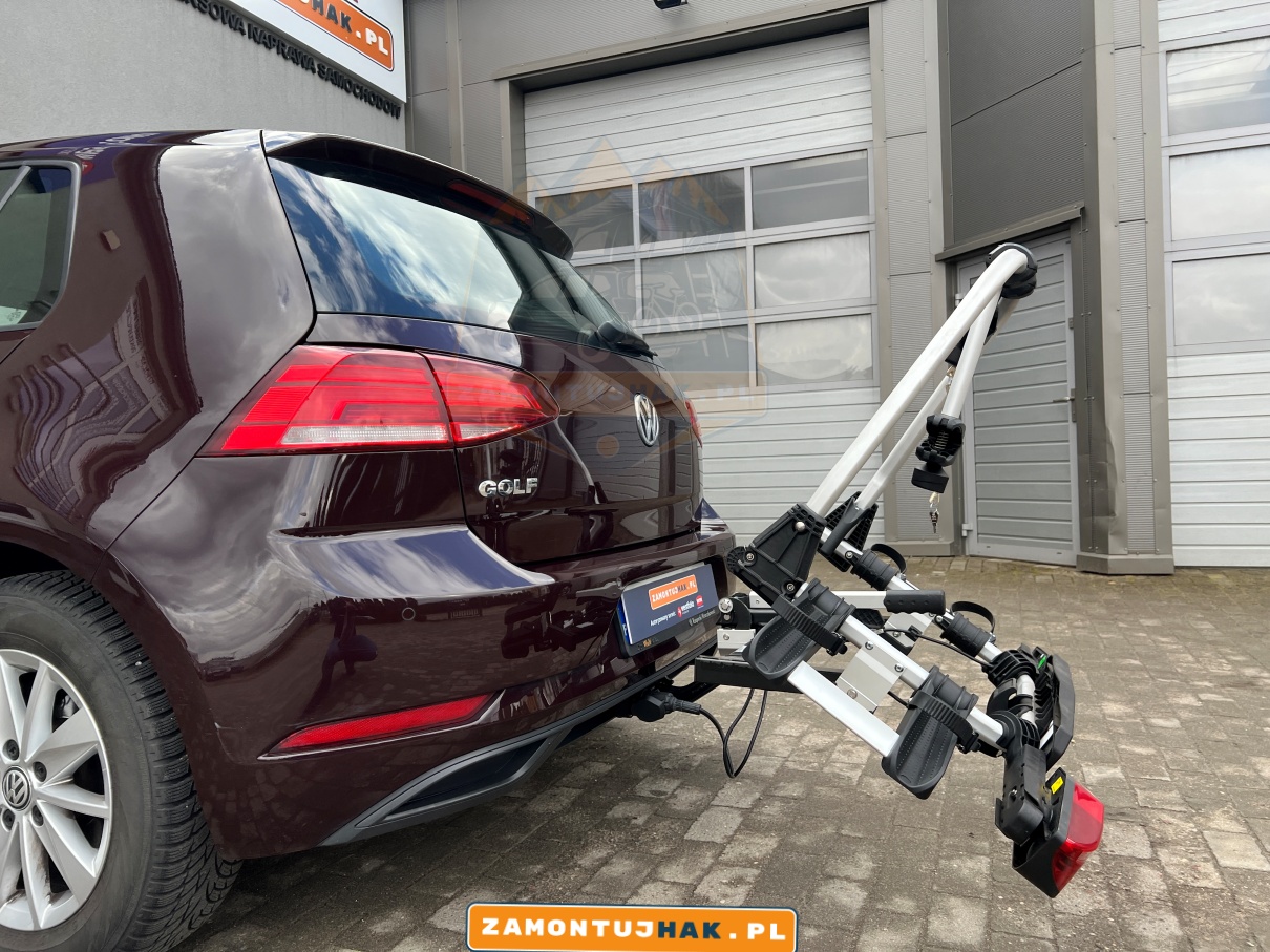 Profesjonalnie zamontowany bagażnik rowerowy Uebler X21s na VW Golfie 7